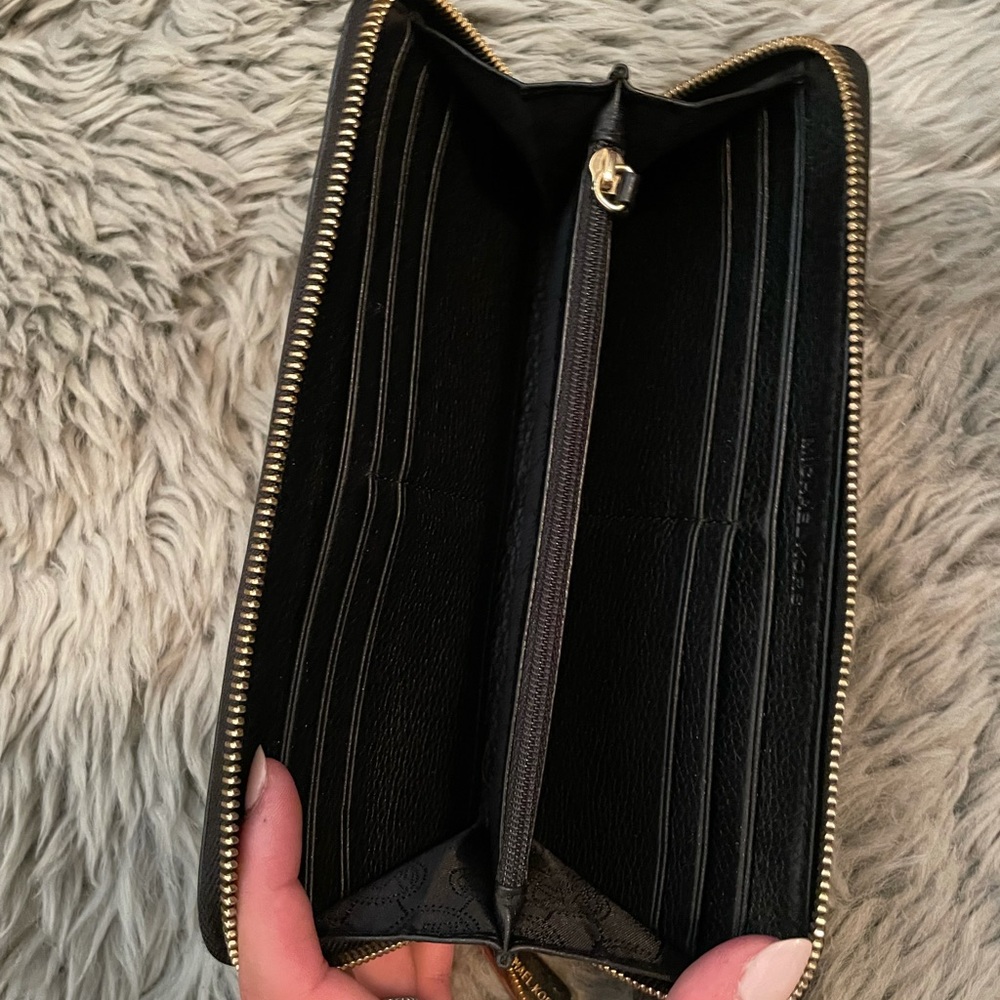 Michael Kors Wallet - Picture 4 of 5